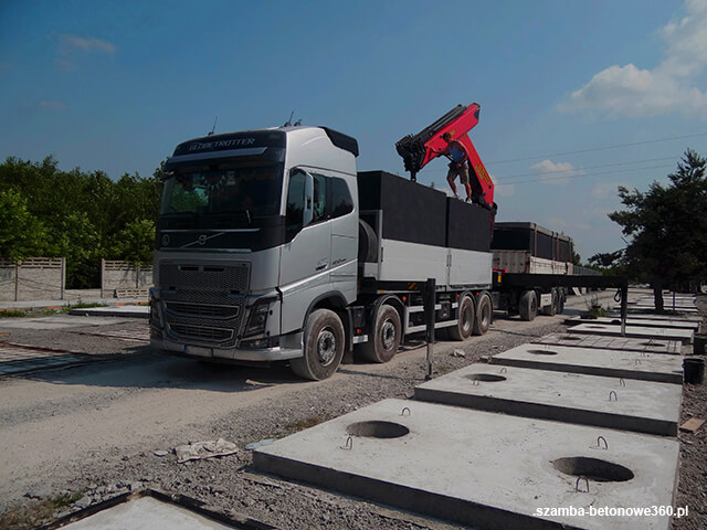 Załadunek szamba betonowego na HDS - montaż i dostawa zbiorników w Wronki